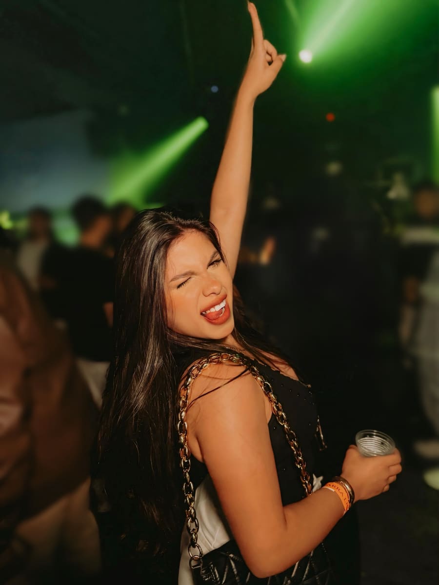 Gente bailando en Black